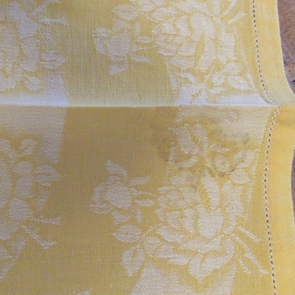 4 Gold & white Rose embossed cloth napkins and Tablecloth - Picture 8 of 15
